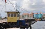 A ponte flutuante para pedestres, Rainha Emma, ligando Punda a Otrabanda, em Willemstad - Curaçao